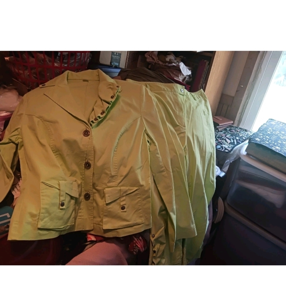 Women's  Elma 96 Outfit Size Xlg. Condition is Green Blazer Pant Suit